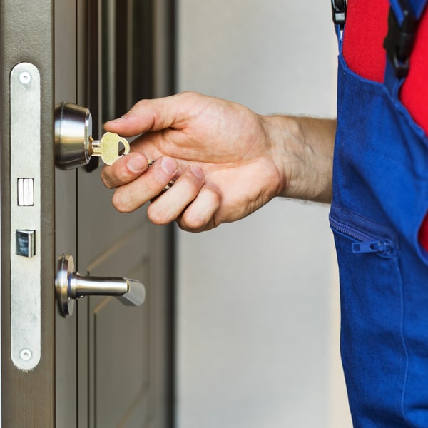 nuestro tiempo promedio de llegada para trabajos de cerrajería residencial es de 30 minutos